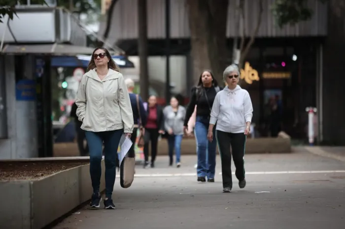 Em 2024, relação passou para 132,5 mulheres por 100 homens, indicando uma maior longevidade feminina