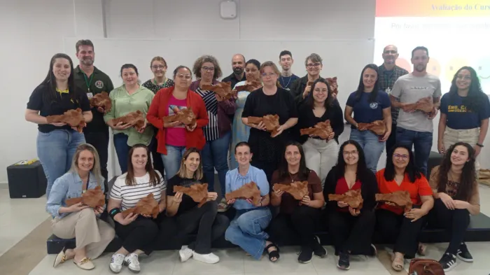 Escolas estaduais recebem mapas de SC em relevo natural elaborados por alunos da Udesc Alto Vale