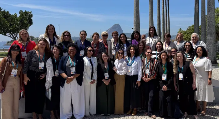 Débora Regis destaca liderança feminina na Plenária Internacional de Prefeitas
