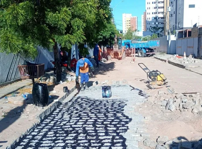 Equipes da Seinfra realizam serviços de tapa-buraco em 22 bairros