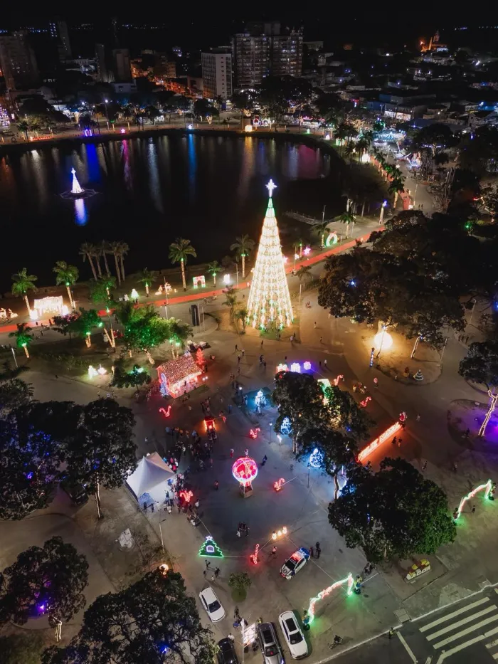 População elogia decoração montada pela Prefeitura e se encanta com clima natalino da cidade 