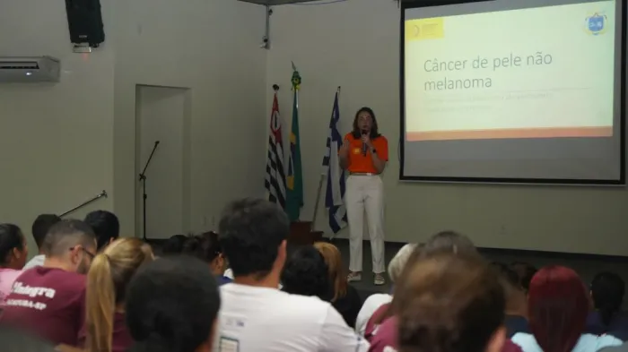 Secretaria de Saúde de Araçatuba promove palestra sobre prevenção do câncer de pele para agentes comunitários