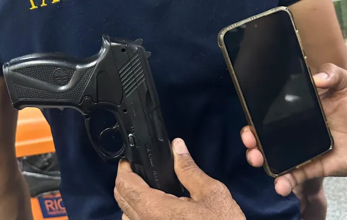 Os agentes encontraram com o suspeito o simulacro de arma e o celular roubado - Divulgação
