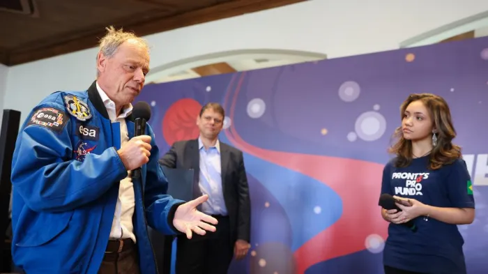 Alunos do Prontos Pro Mundo se encontram com astronautas de vários países no Palácio dos Bandeirantes