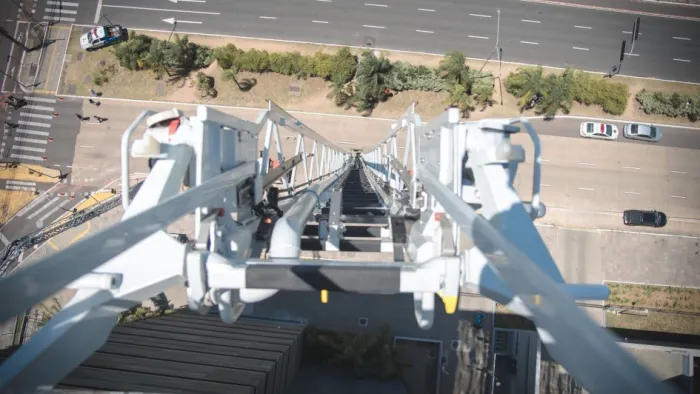 Um dos veículos alcança a altura de operação de 55m e 53,5m quando inclinado, o equivalente a um edifício de 18 andares -Foto: Rodrigo Ziebell/Ascom SSP