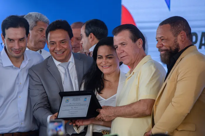 Prefeita Débora celebra Pacto pelo Trabalho Decente e anuncia Casa do Trabalhador para Lauro de Freitas