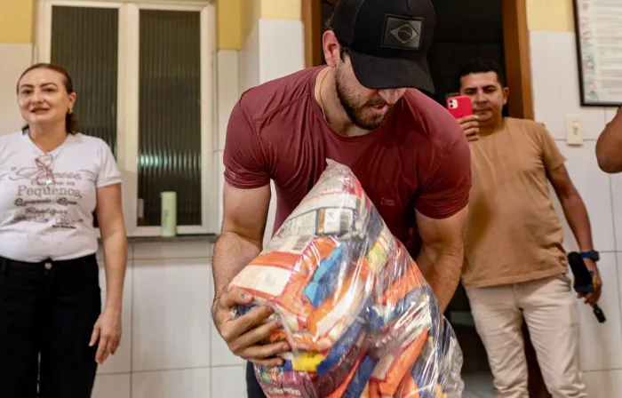 Deputado Davi Brandão faz a entrega de cestas básicas a instituição de Bacabal, arrecadas durante a corrida DB