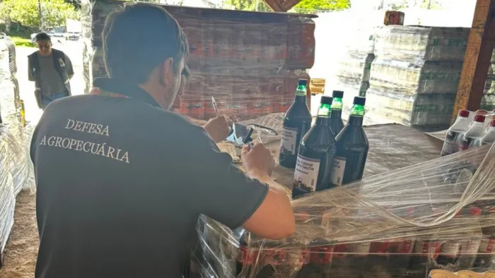Secretaria da Agricultura apreende mais de 5 mil litros de vinho clandestino em Porto Alegre