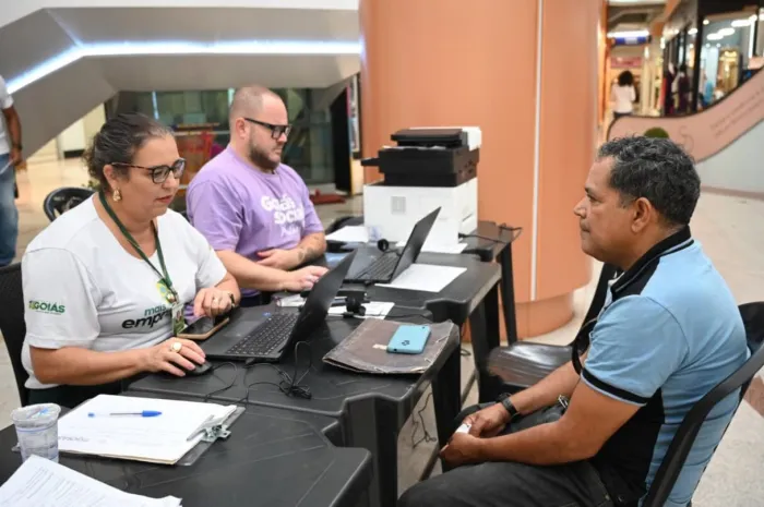 Vagas disponíveis são para vendedor interno, consultor de vendas, gerente de loja, atendente de balcão, atendente de loja, entre outras (Foto: Retomada)