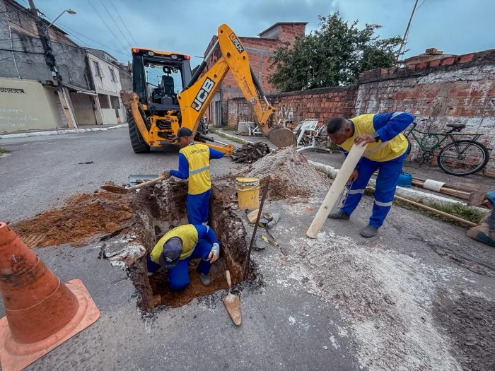 Prefeitura de Lauro de Freitas realiza manutenção preventiva na rede de drenagem em Itinga