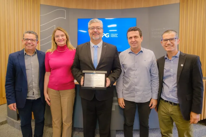Delegado da Receita Federal Remy Deiab Junior recebe homenagem da UEPG