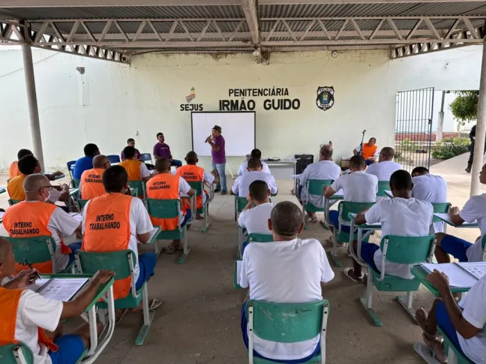 Internos da Irmão Guido participam de revisão preparatória para o Enem PPL