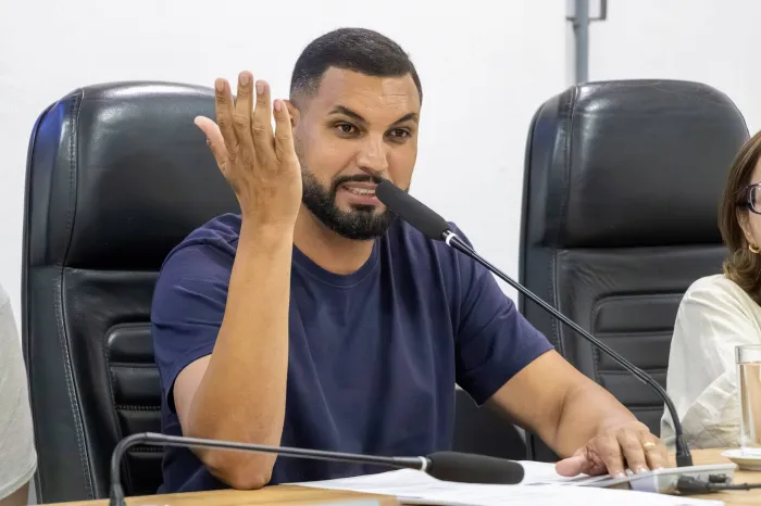 Professor Alex Damasceno solicita cópia integral de documentos sobre obra da Estrada da Beira Rio em Boiçucanga