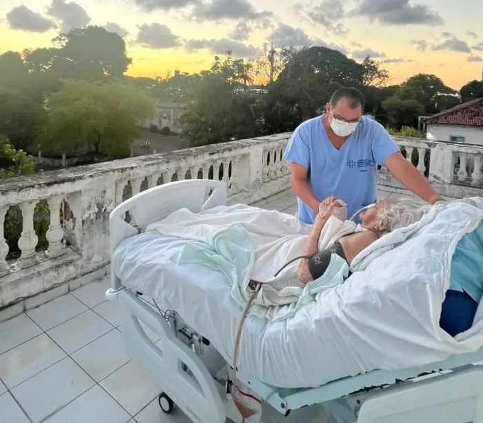 Em projeto de humanização, Hospital Municipal Santa Isabel leva paciente da UTI para tomar banho de sol