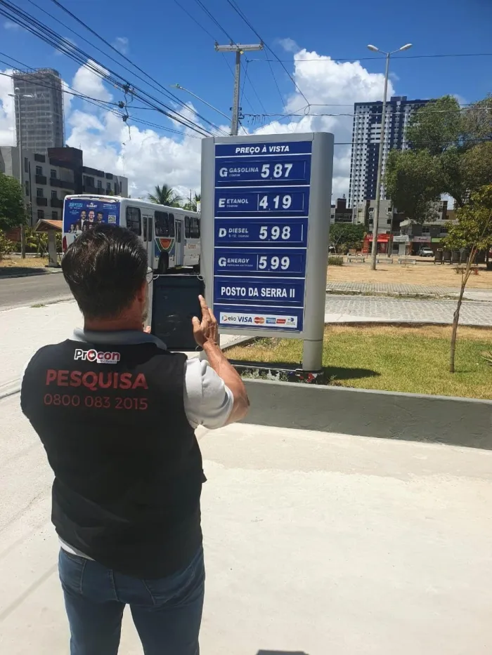 Pesquisa de combustíveis encontra média de R$ 5,88 na gasolina; preço se mantém em 113 postos há uma semana