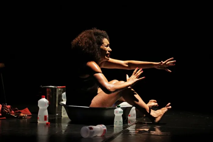 Contação de história, espetáculo teatral e performance são atrações do terceiro dia da eBun Mostra de Teatro Negro
