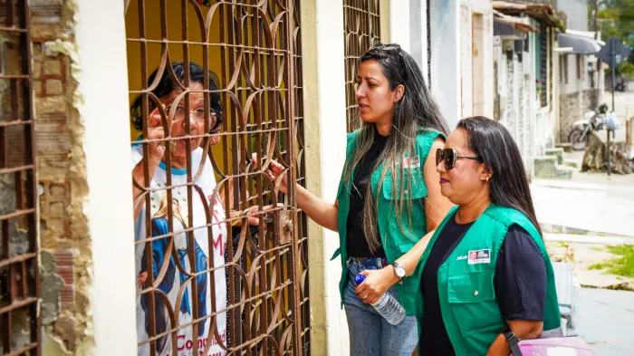 Emlur realiza ação educativa com moradores de Cruz das Armas sobre descarte correto de resíduos