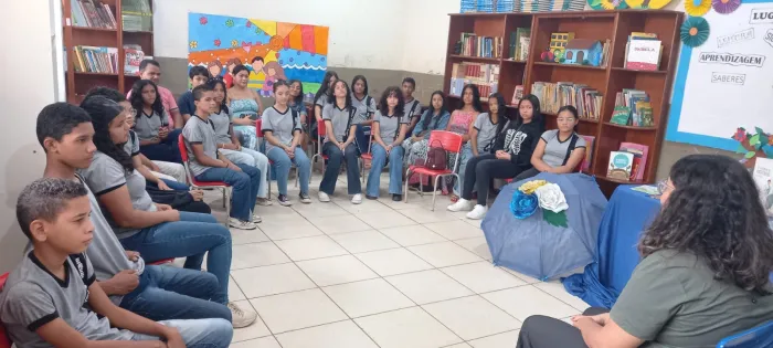 Educação: Escritora Gabi Silva inspira alunos em roda de conversa na Escola Darcy Ribeiro