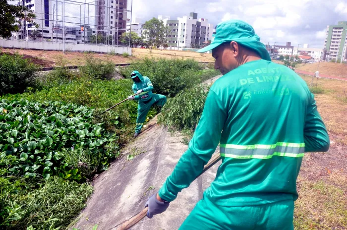 Emlur reforça limpeza no Canal do Parque Parahyba III e realiza serviços de conservação