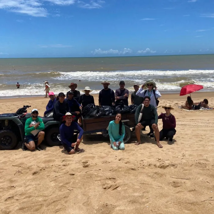 Mutirão recolhe cerca de 20 sacos de resíduos na praia de Itaúnas