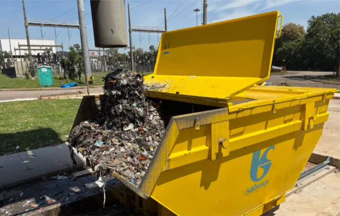 Oitocentas toneladas de lixo acabam todos os meses nas redes e estações de esgoto em SP