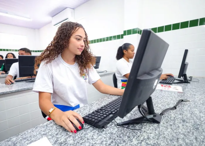 Seduc abre processo seletivo para novos estudantes em 17 escolas de Tempo Integral