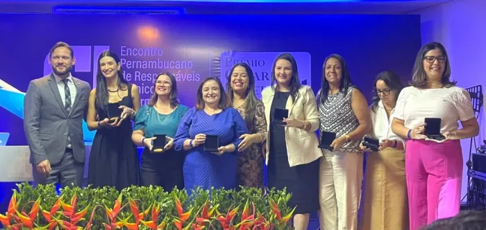 Enfermeira do Hospital Dom Malan em Petrolina recebe prêmio por excelência de serviços do Conselho Regional de Enfermagem