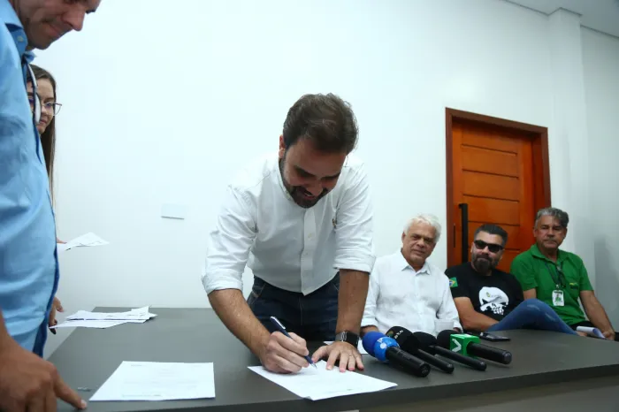 Obras: Prefeito assina 14 ordens de serviço para melhorias de infraestrutura por toda a cidade