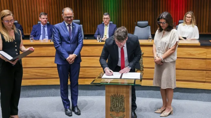 Contador e auditor-geral do Estado, Carlos Geminiano assinou documento em encontro no Ministério Público -Foto: Robson Nunes/Ascom Sefaz