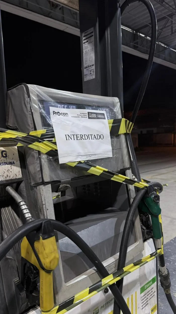 Procon-JP realiza fiscalização noturna e interdita bomba irregular e autua posto de combustível