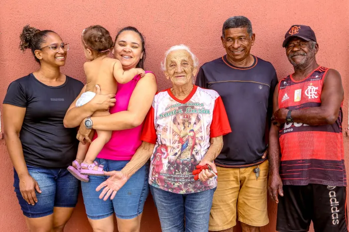 Prefeitura entrega título de posse de apartamentos do Residencial Quilombola e moradores celebram realização do sonho da casa própria