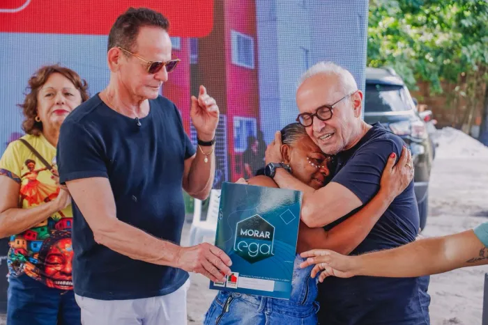 Cícero Lucena entrega títulos de propriedade para 80 famílias do residencial quilombola e destaca trabalho da Prefeitura na reparação histórica e igualdade 
