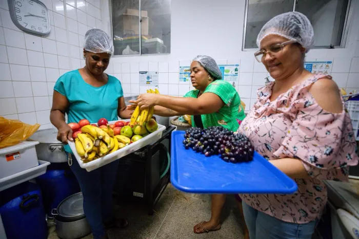 Prefeitura distribui alimentos a famílias atingidas pelas chuvas em Lauro de Freitas