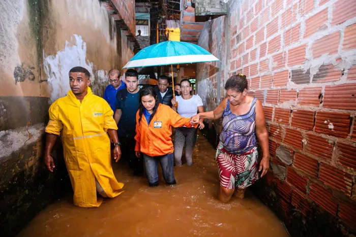 Prefeita Débora Regis monitora situação nas ruas e fortalece apoio às famílias atingidas pela chuva