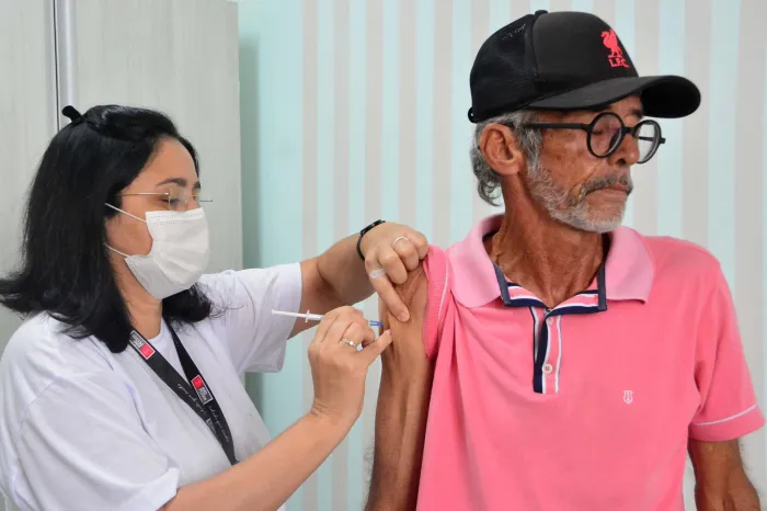 Profissionais de saúde orientam sobre a importância da vacinação de idosos para prevenir complicações por doenças