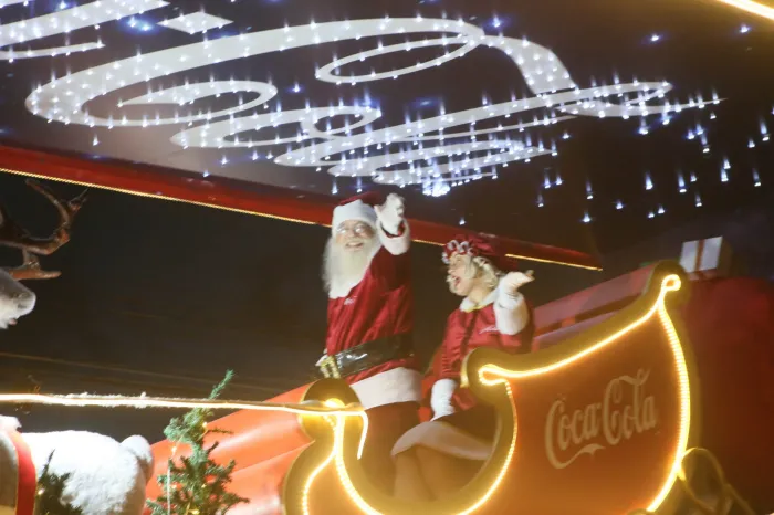 Caravana Iluminada da Coca-Cola encanta famílias durante passagem pelas ruas e avenidas de João Pessoa