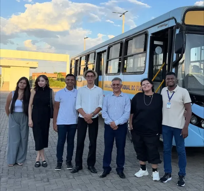 Uespi entrega novo ônibus ao Campus Possidônio Queiroz em Oeiras