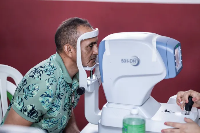 “Eu já nem lembrava mais como é enxergar nítido”, disse paciente atendido na ação do Cuidar dos Olhos