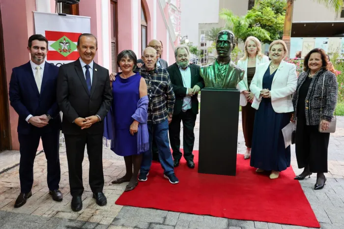 Jorginho Mello participa da inauguração do busto do poeta Cruz e Sousa