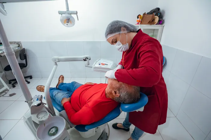 Prefeitura realiza entrega de próteses dentárias no CEO e resgata autoestima de moradores