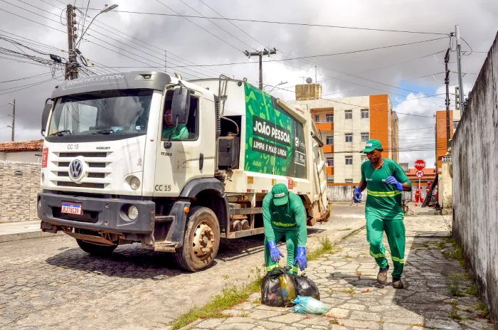 Emlur mantém operação de limpeza diária em diversos bairros de João Pessoa