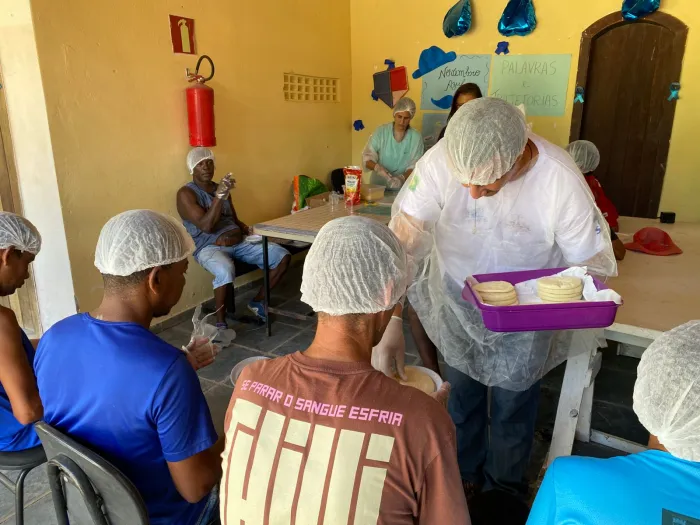 Prefeitura promove aula prática de pizza para usuários do CAPS AD e fortalece autonomia dos pacientes