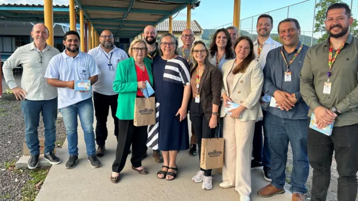 Secretaria Izabel Matte (ao centro, de crachá) visitou andamento dos trabalhos na Escola Jovelino Theodoro na segunda-feira (24) -Foto: Laiz Flores/SOP