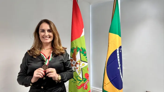 Diretora da Semae Gabriela Brasil é homenageada com a Medalha de Mérito Funcional Alice Guilhon Gonzaga Petrelli