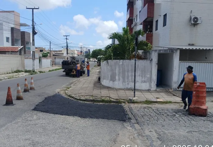 Equipes da Seinfra realizam serviços de tapa-buraco em 25 bairros nesta quarta-feira
