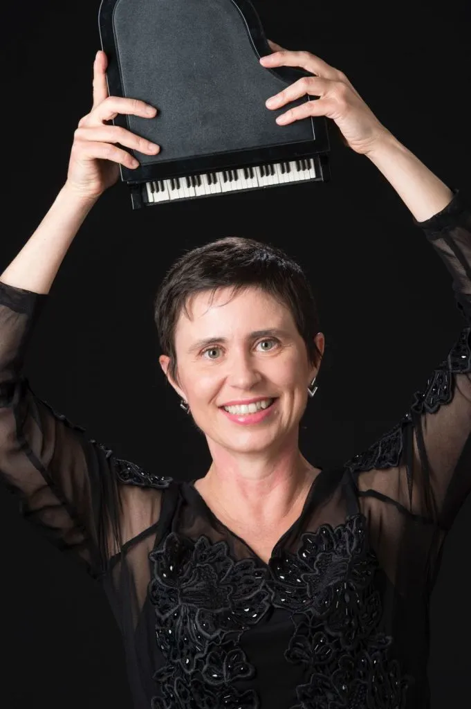 Pianista Luciane Cardassi presenteia Araçatuba com recital na véspera do aniversário de 117 anos da cidade