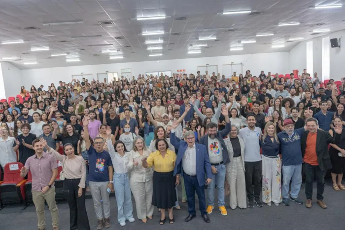 João Azevêdo lança programa com bolsas para universitários na Paraíba