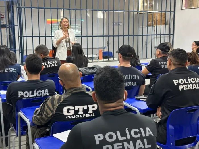 Policiais penais recebem treinamento para manejo de crises mentais em unidade prisional