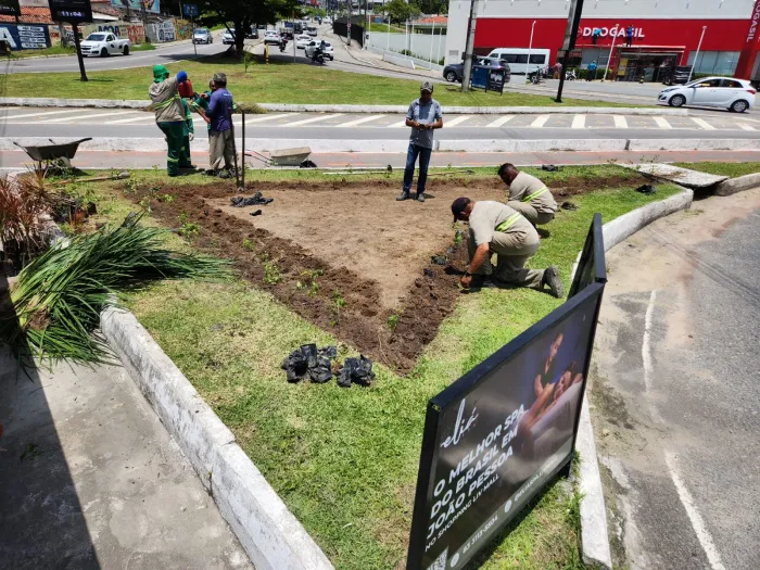 Sedurb adota cuidados especiais com o paisagismo de praças e canteiros durante o verão