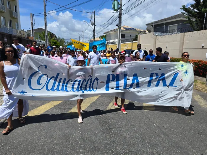 Caminhada da Paz reúne comunidade escolar e reforça mensagem de igualdade